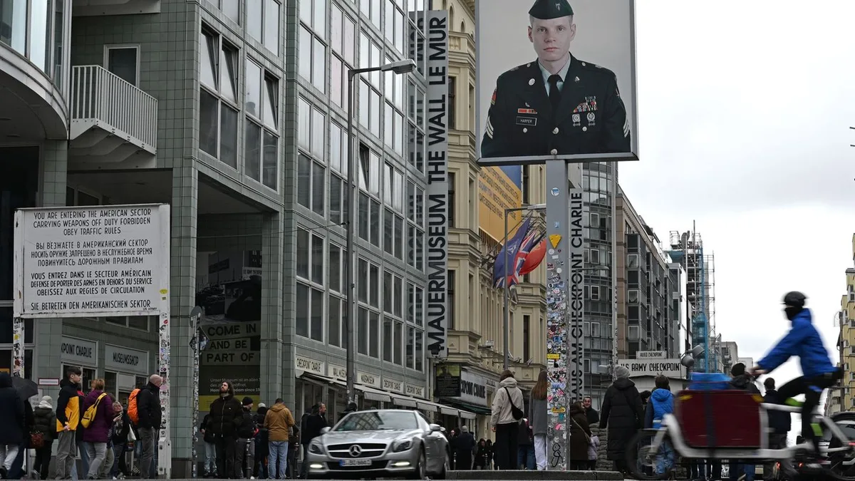 Ausgrabungen in Berlin: Überreste von Grenzanlagen am Checkpoint Charlie entdeckt
