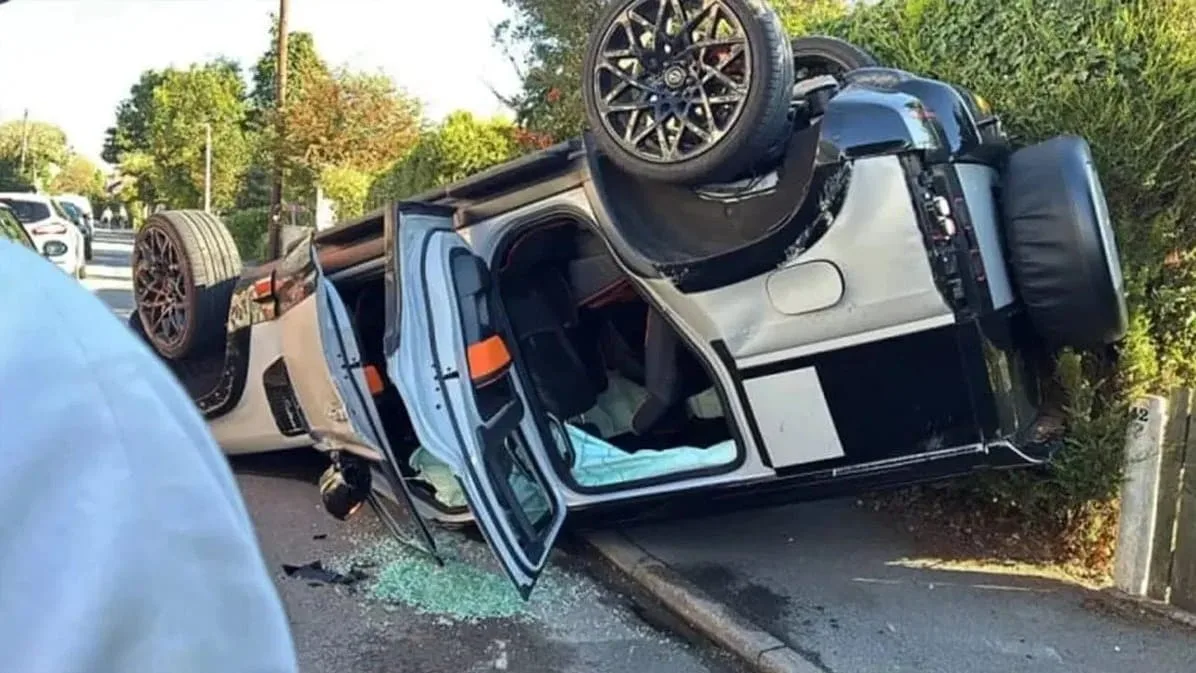 Auf dem Weg zum Training - Premier-League-Star zerlegt Luxus-Auto