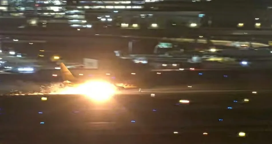 Un avión de carga de DHL aterriza y sus llantas se prenden fuego en el Aeropuerto Internacional de Los Ángeles