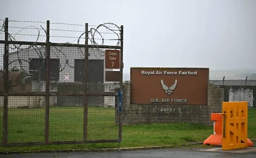 Reino Unido detiene a 2 hombres cerca de base aérea que alberga operaciones de EU y OTAN; policía antiterrorista investiga el caso