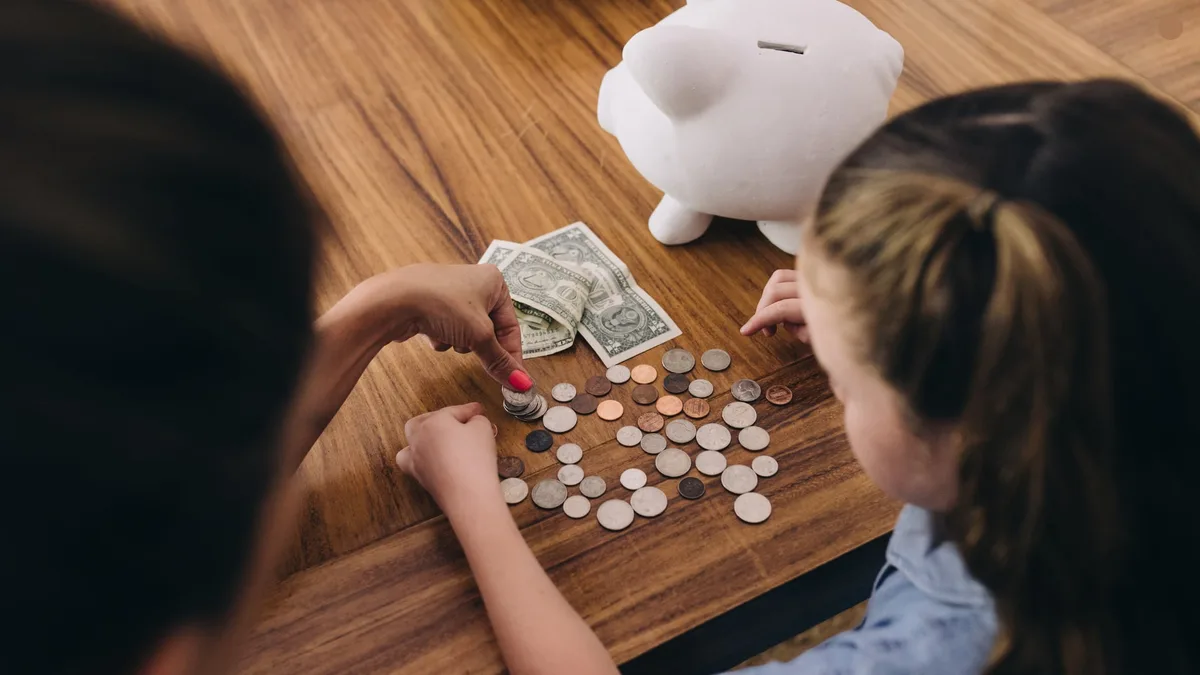 California se une a otros 30 estados que exigen cursos de educación financiera para adolescentes en todas las escuelas secundarias