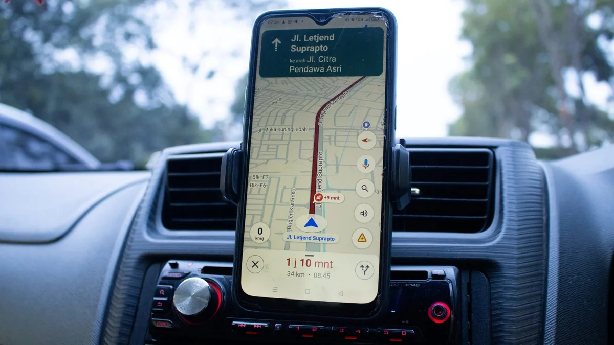 ¿Qué significa el logo verde junto al tiempo en Google Maps y Waze?