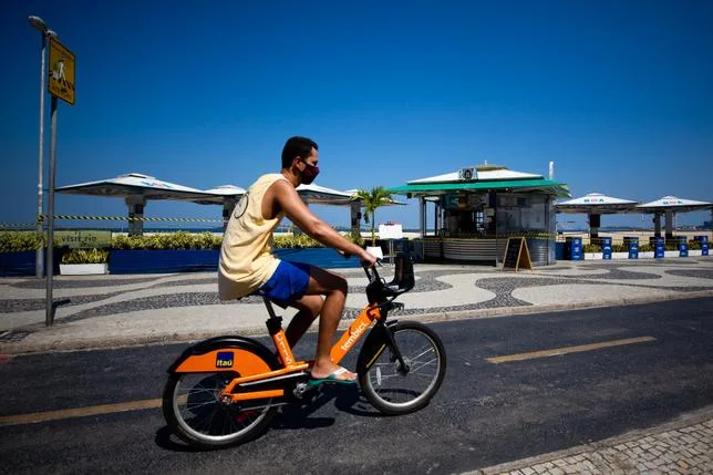 À Copacabana, le lynchage mortel d’un cycliste révèle un “Brésil milicien”