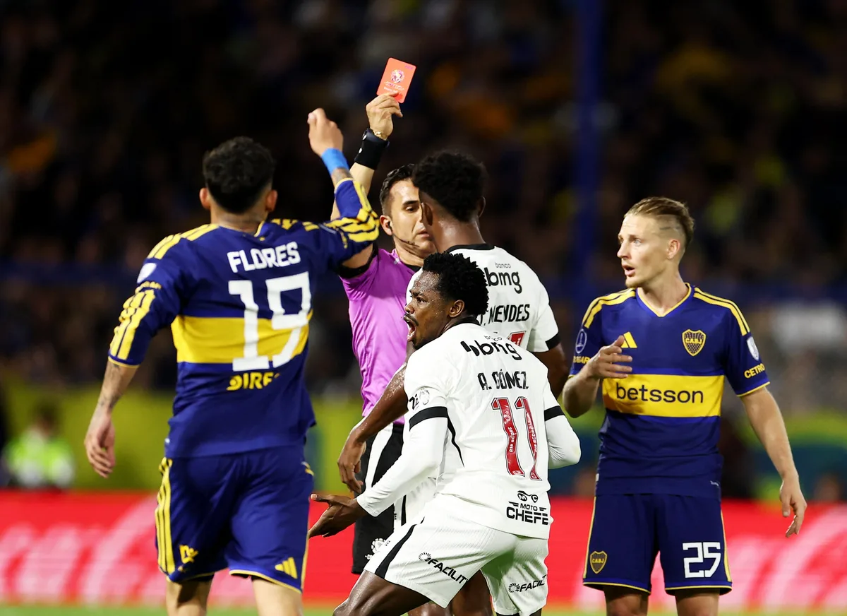 La lupa sobre la roja a Andrés Gómez en Boca-Vasco Da Gama: dos amarillas en cinco segundos y empujón al juez