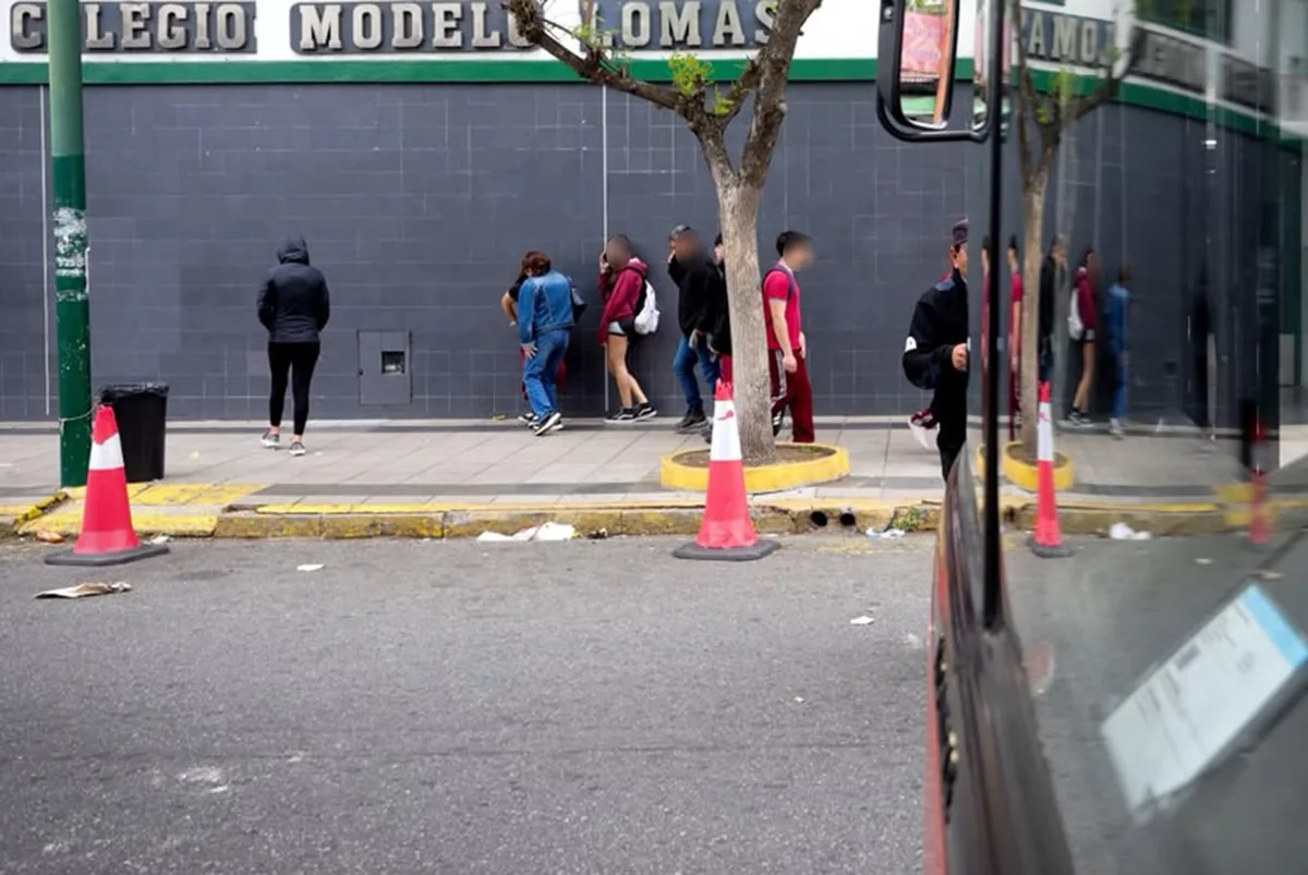 “Aunque sabía que era falso, me dio vergüenza”: duro relato de las alumnas desnudadas con IA por compañeros del colegio