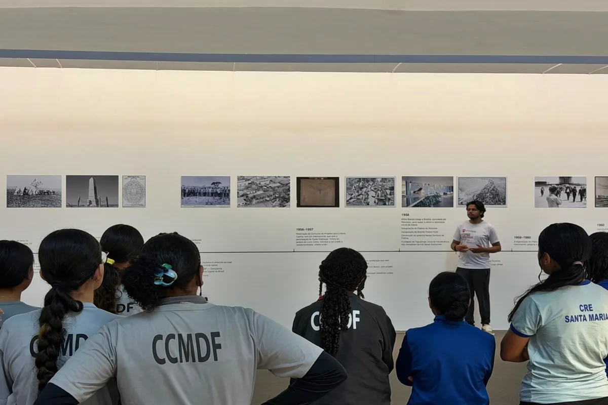 Utopias em construção: alunos vivem imersão cultural ao visitar a mostra