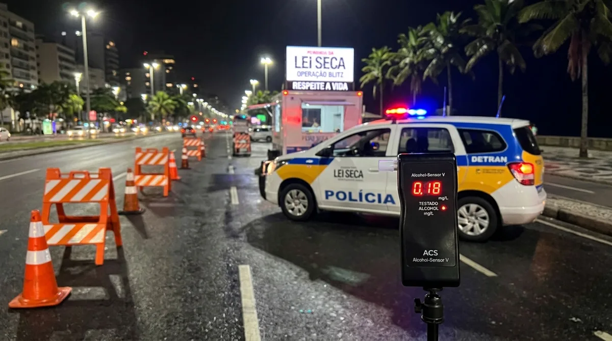 Motorista é parado em blitz da Lei Seca, aceita soprar o bafômetro, aparelho registra álcool em nível abaixo da faixa criminal e condutor acredita que será liberado, fiscalização explica a diferença entre infração administrativa e crime