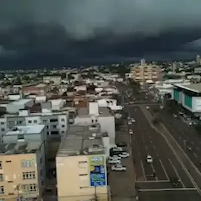 Nuvens escuras avançam com chuva e mudam cenário da manhã em Campo Grande