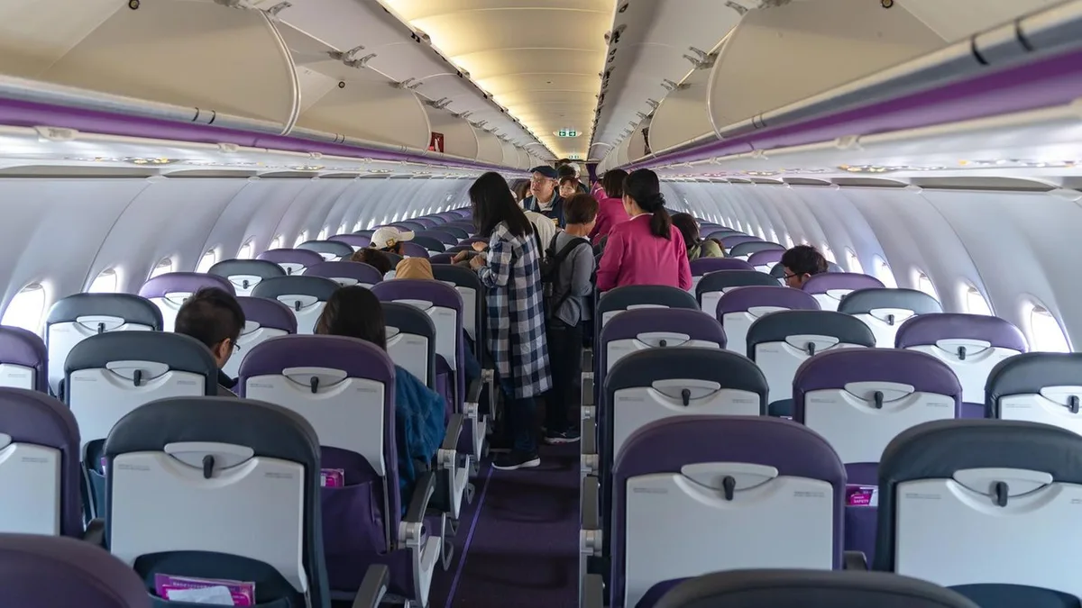 Engere Sitze im Flieger: Warum das Reisen immer mehr drückt