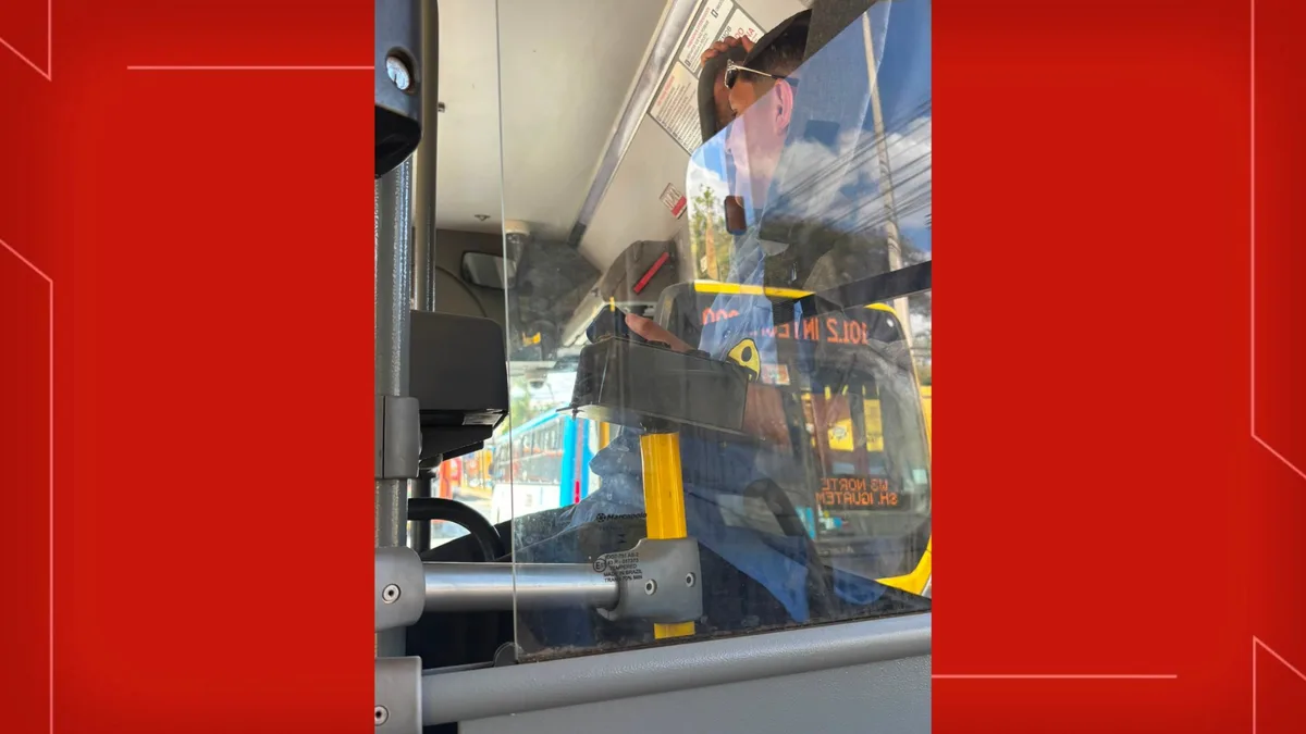 Cobrador de ônibus se masturba na frente de passageira no DF; empresa diz que vai abrir investigação