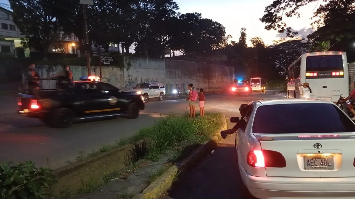 Familias lograron grabar autobuses saliendo de El Rodeo I para traslados irregulares de presos políticos (VIDEOS)