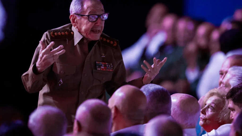 À Cuba, Raul Castro réapparaît en public lors d'un hommage à son frère Fidel