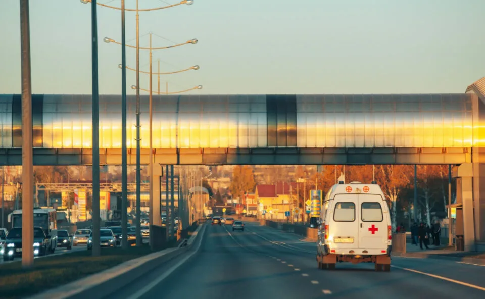 Motorista bloqueia ambulância por 6 km, leva multa de R$ 80 mil e perde habilitação por dois anos na Alemanha