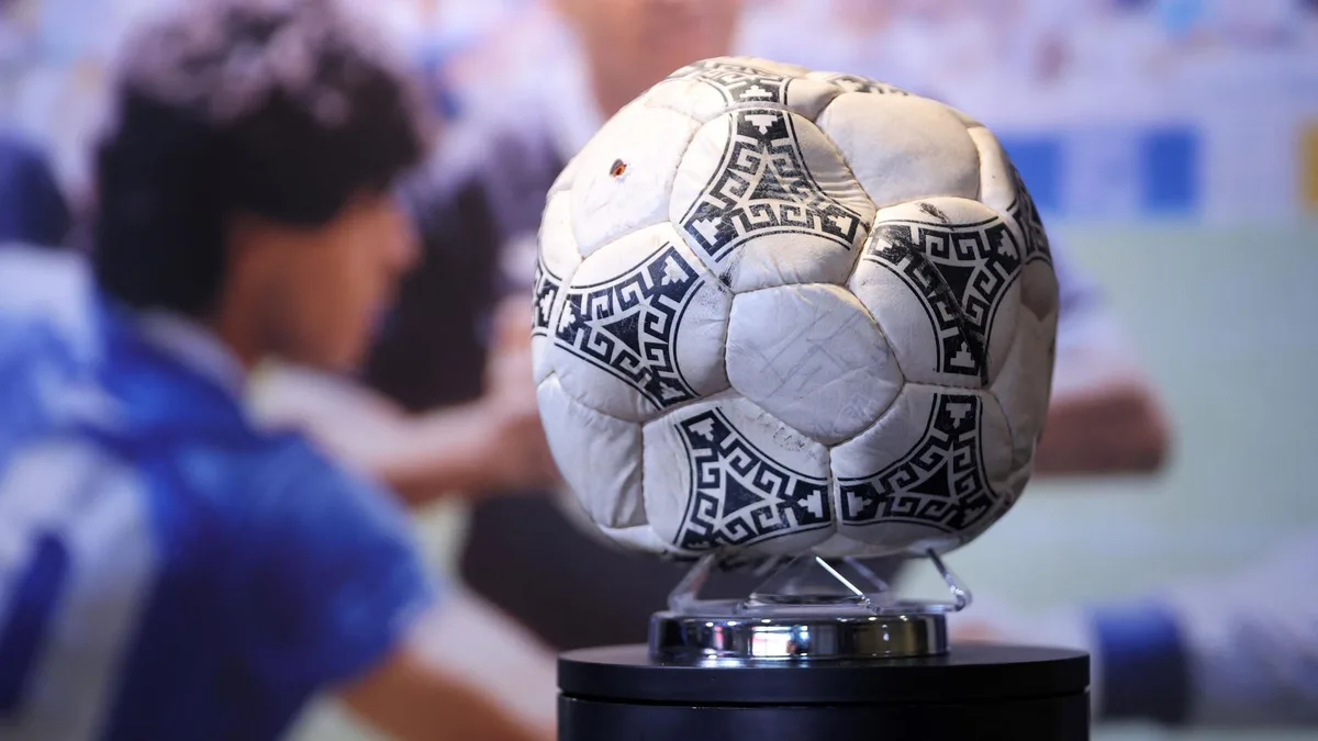 Balón de la ‘Mano de Dios’ de Maradona se vende por 3.32 millones de dólares