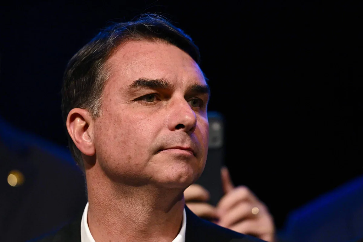 Sites oficiais do Senado e da Alerj registram pós-graduação que Flávio Bolsonaro não fez