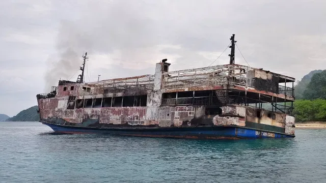Autoridades filipinas recuperam mais 30 corpos de navio incendiado
