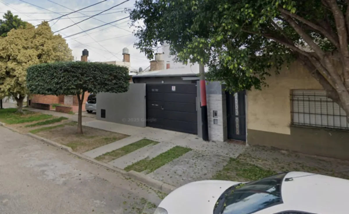 Viajaron durante el fin de semana y les desvalijaron la casa: el ladrón se llevó hasta pares de zapatillas envueltos en una manta