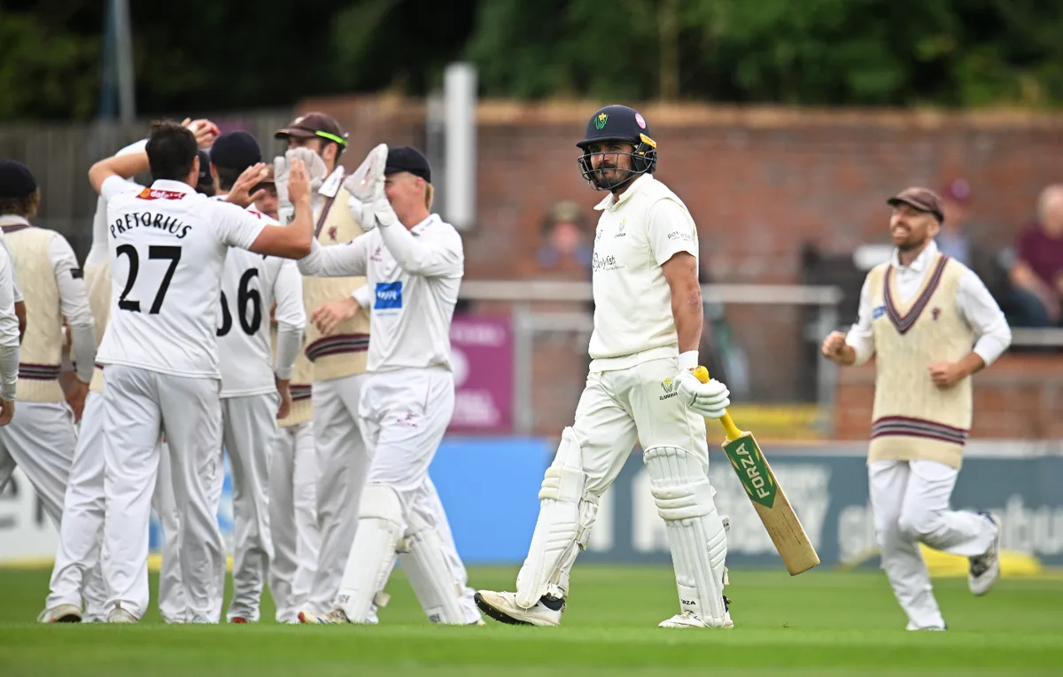 Seamers run riot to keep Somerset's title hopes on track