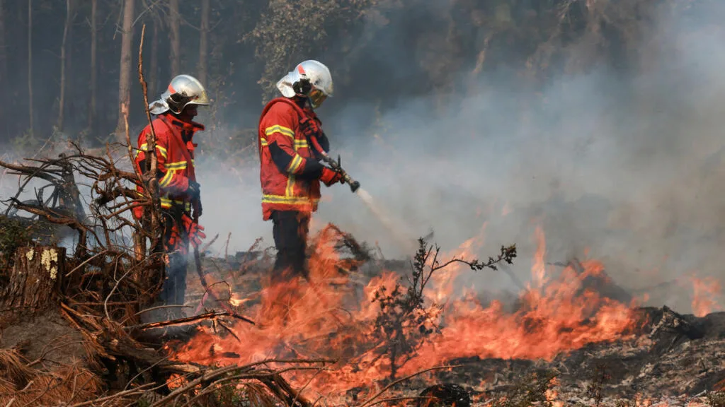Incendies en France: le feu dans les Landes a brûlé 1580 hectares, mais les conditions s'améliorent