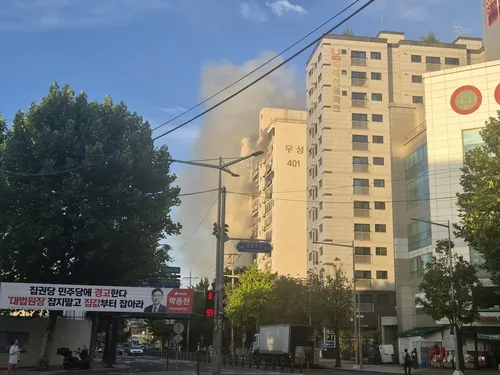 새벽 시간 서울 신길동 아파트 화재로 2명 경상…차량 우회