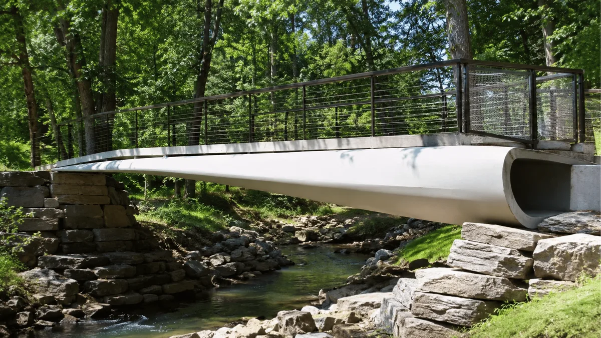 As pás das turbinas eólicas são a única parte da máquina que os ferros-velhos não aceitam: em Atlanta, construíram a primeira ponte nos Estados Unidos que as recicla como vigas de carga