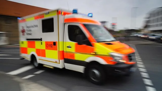 Vorfahrt missachtet: Auto kracht mit Bus zusammen – fünf Fahrgäste verletzt