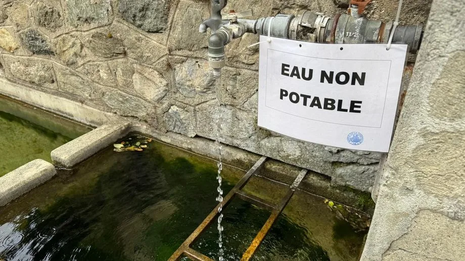 De l'uranium dans l'eau du robinet : en Savoie, distribution de bouteilles d'eau à La Chapelle et aux Chavannes