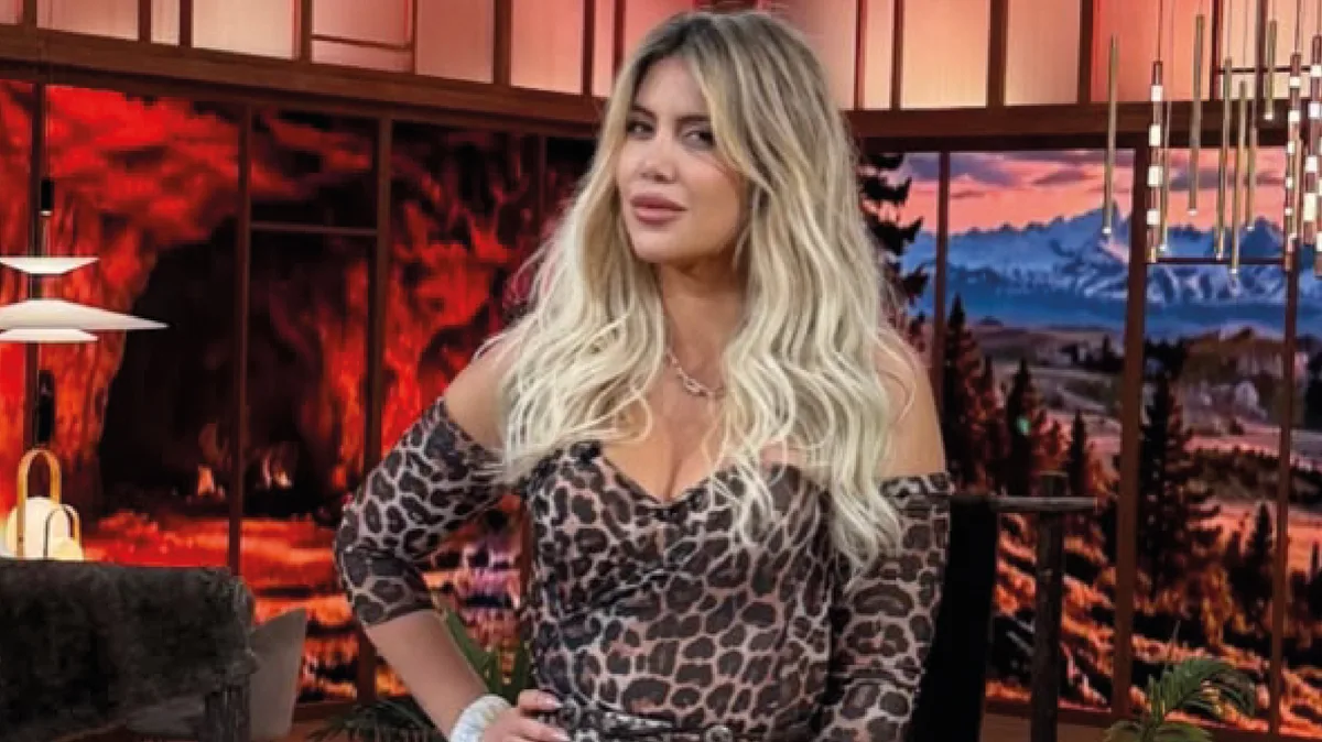 Wanda Nara le robó el look favorito a Susana Giménez y mostró el escote de su vestido de leopardo