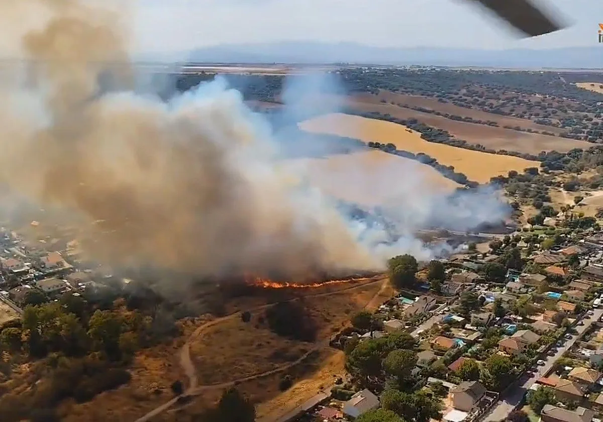 Extinguido el incendio de Galápagos (Guadalajara) que obligó a confinar dos urbanizaciones