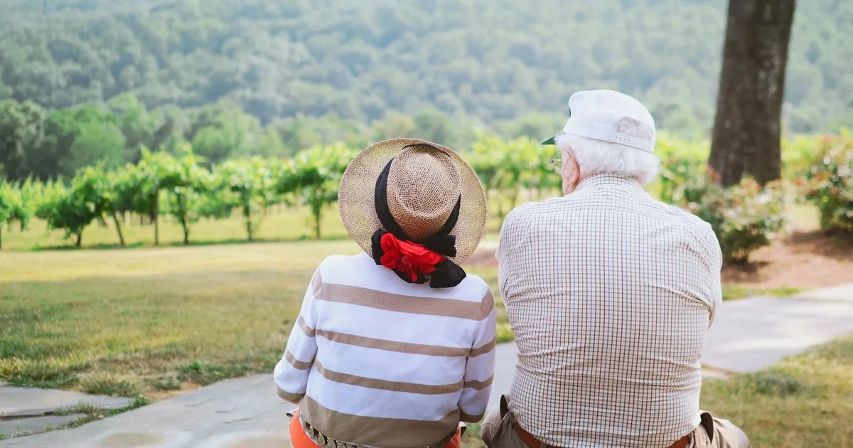 La psicología dice que para algunas personas nacidas entre 1945 y 1965, mantener determinados aspectos de su vida en privado forma parte de su manera habitual de relacionarse. Pueden atravesar dificultades personales, experimentar emociones intensas o enfrentar cambios importantes sin sentir la necesidad de compartirlos constantemente con familiares y amigos