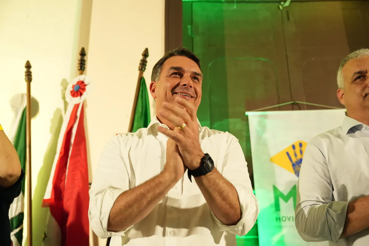 Flávio mira em voto dos eleitores de adversários e tenta decidir eleição no 1º turno