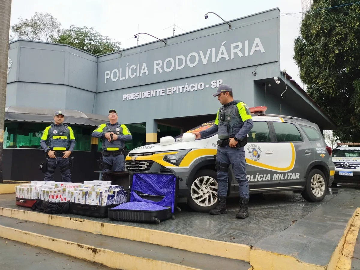 Passageiros são presos com malas cheias de cigarros e drogas em ônibus em Presidente Epitácio