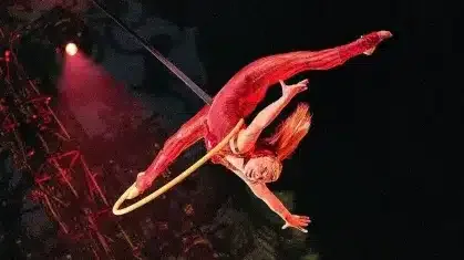 Queda de 4,5 metros: acrobata cobra indenização de R$ 86 milhões do Cirque du Soleil
