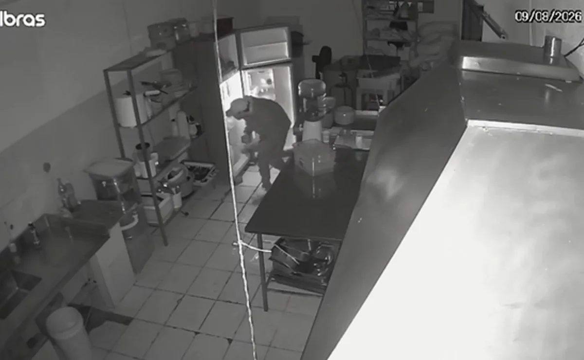“Lanchinho” durante o crime: homem invade costelão, furta carnes e come queijo antes de fugir; veja vídeo