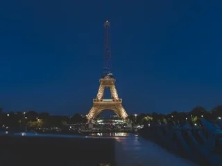 La tour Eiffel en bleu et jaune ce lundi soir, pour célébrer les 35 ans de l’indépendance de l’Ukraine