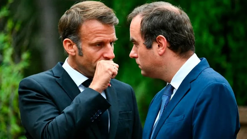 Interdiction des réseaux sociaux aux moins de 15 ans: Emmanuel Macron charge Sébastien Lecornu de réécrire la loi pour aboutir "d'ici au printemps 2027"