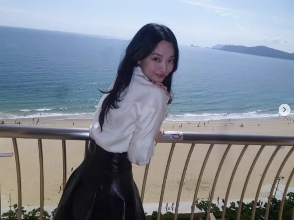 42세 신민아, 사랑스러운 ‘발코니샷’ 공개..부산서 뽐낸 ‘초동안’ 미모