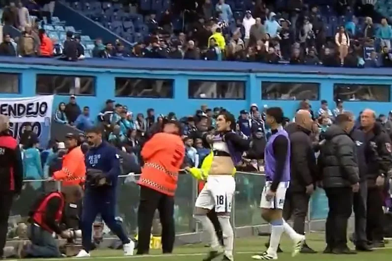 El gesto de Alfonso “Pacha” Espino que desató la bronca de los hinchas de Racing, que ya piden que le rescindan el contrato