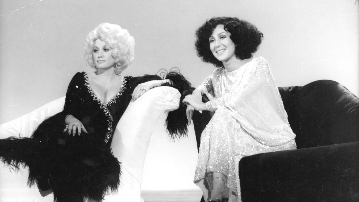 Befreundete Musiklegenden: Cher verrät, warum Dolly Parton nicht über den Krebs gesprochen hat
