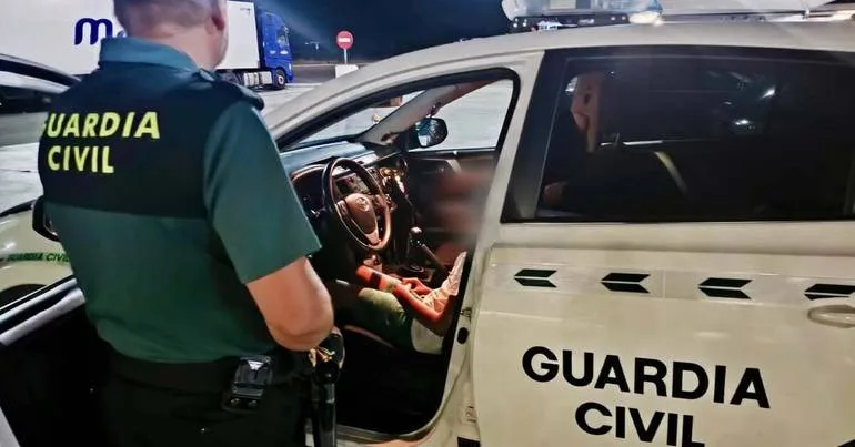 Cáceres. Pai esquece filho em posto de combustível