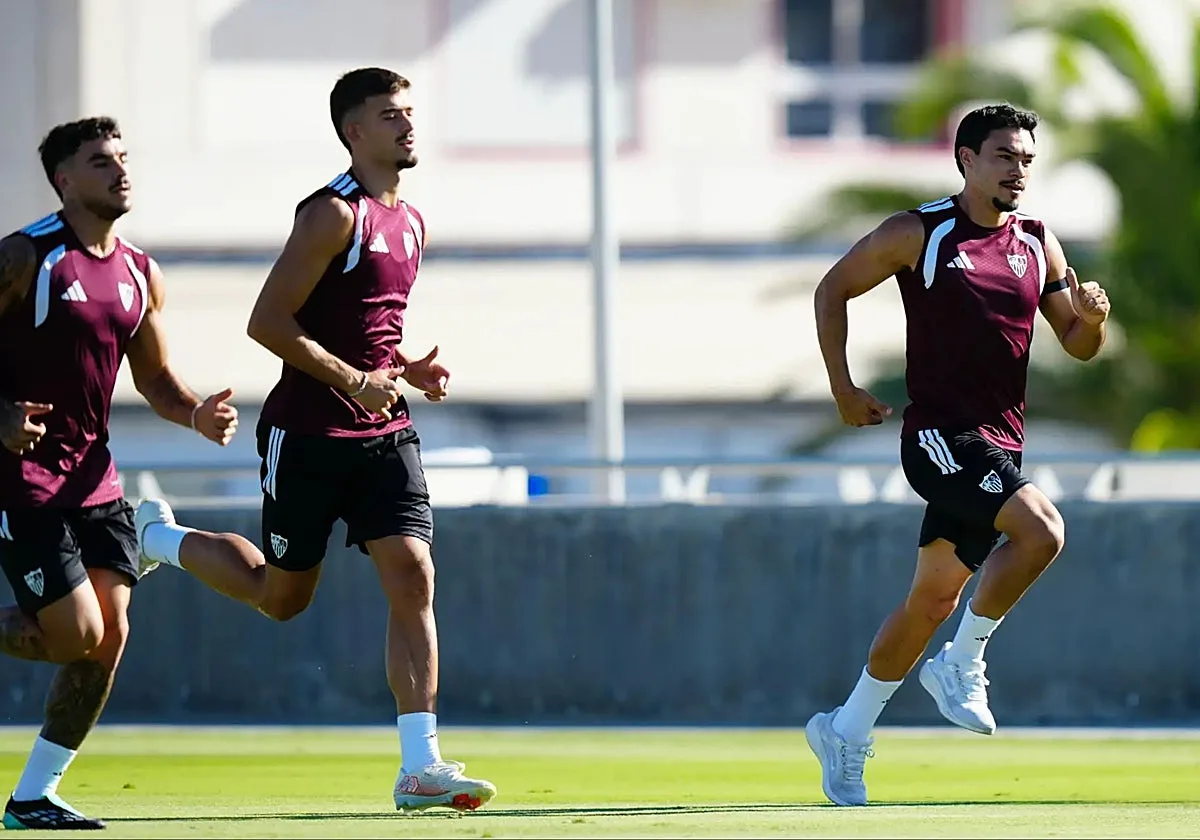 El Sevilla FC hace un entrenamiento físico sin balón para afrontar los dos partidos de la próxima semana