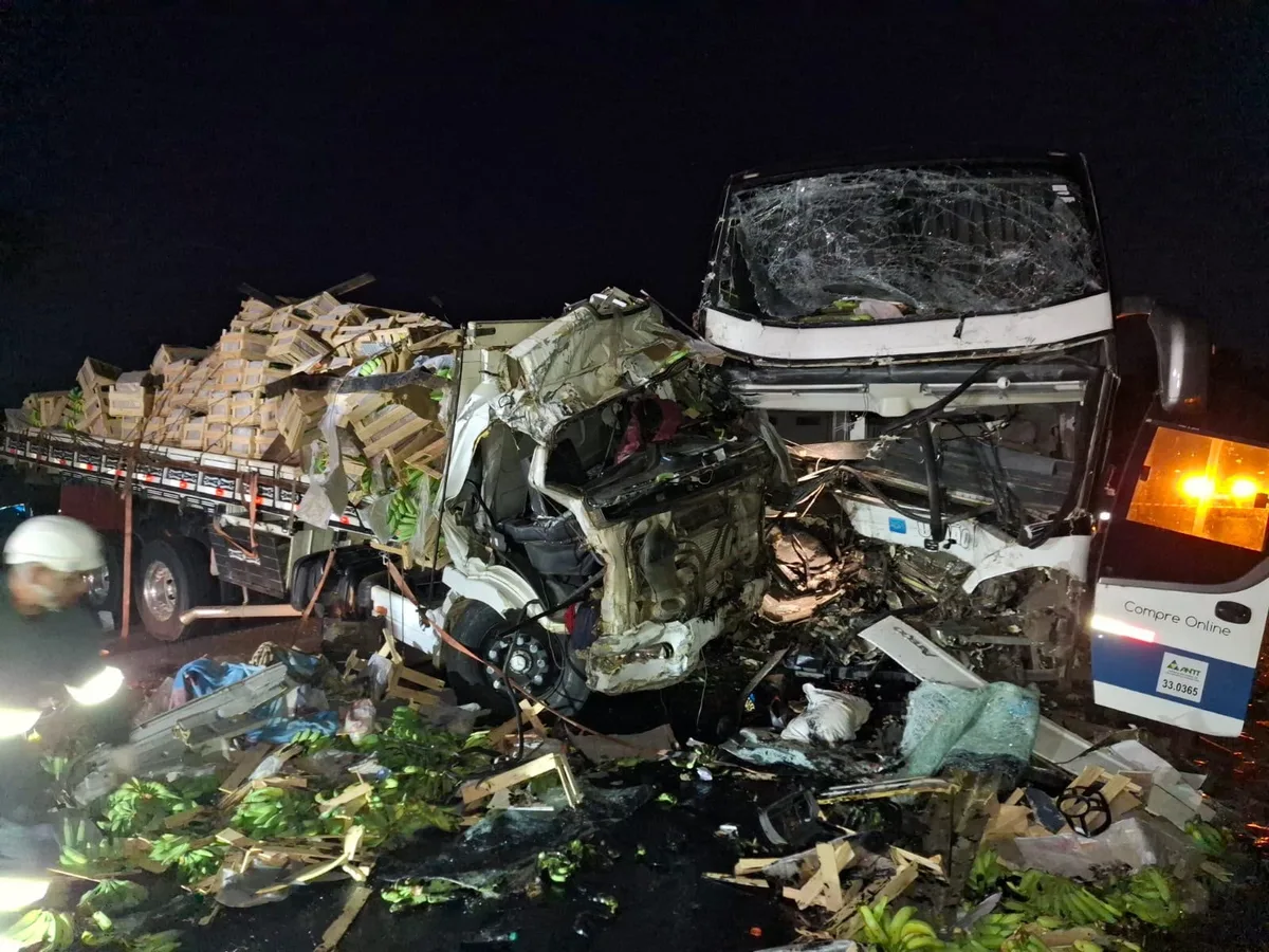 Acidente entre ônibus e caminhão deixa dois motoristas mortos e feridos na BR-116, em MG