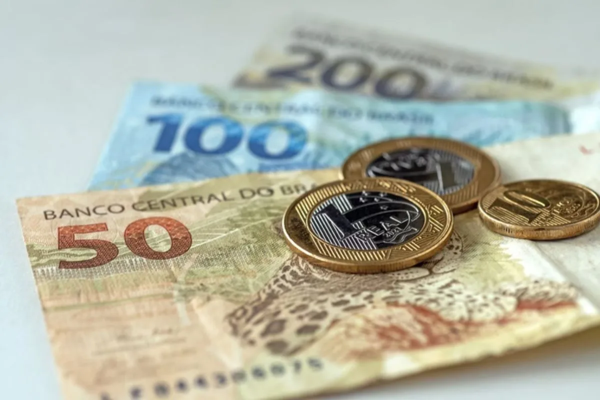Novo salário mínimo reajusta benefícios e impacta contas públicas. Entenda