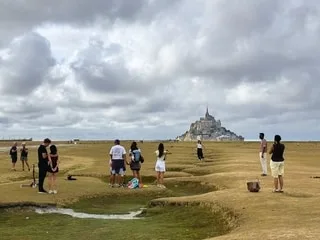 « Avec l’IA, on enlèvera les autres touristes » : pourquoi tout le monde fait-il la même photo au Mont-Saint-Michel ?