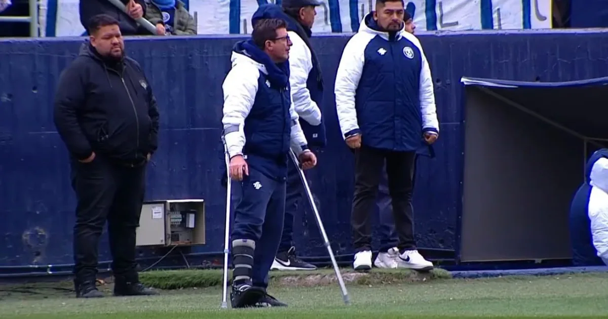 Berti explicó por qué dirigió a Independiente Rivadavia en muletas: "Me fracturé"