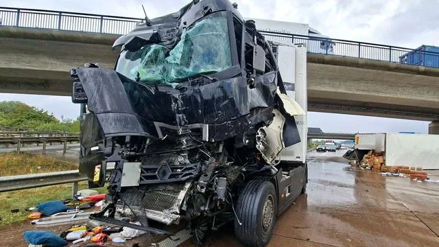 Schwerer Unfall: Lastwagen fährt auf Stauende auf – A1 bei Stuhr gesperrt