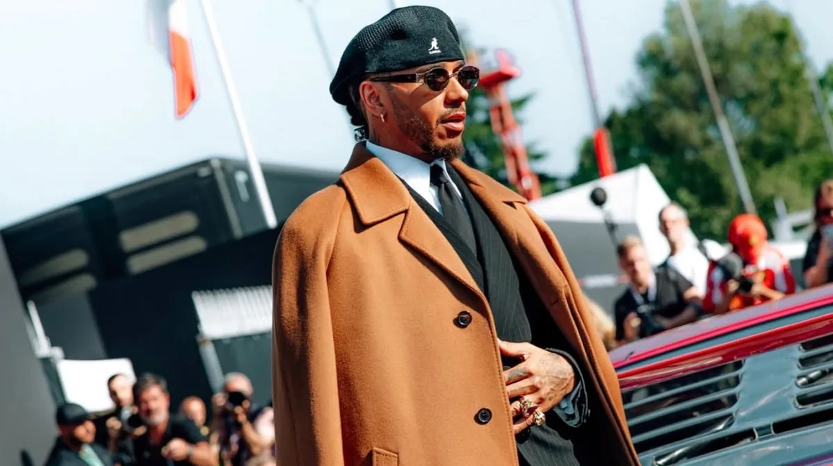 La glamorosa llegada de Lewis Hamilton al circuito de Monza: de traje y a bordo de una histórica Ferrari restaurada