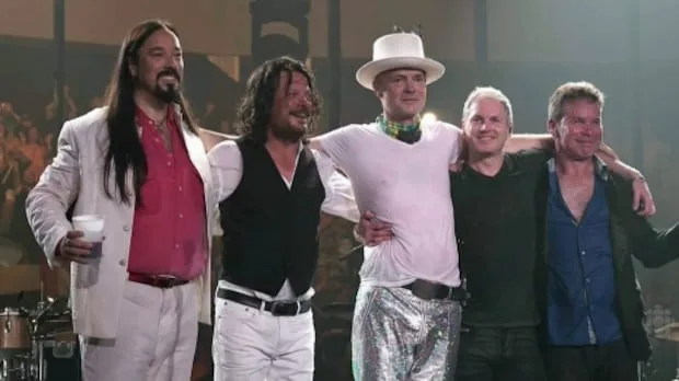 Celebratory crowd gathers in Kingston, Ont., to watch Tragically Hip's final concert