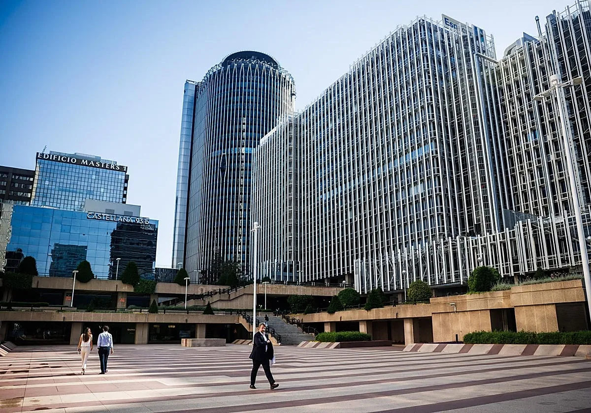 La contratación de oficinas vuelve a caer y las empresas se desplazan fuera de la M-30 para ahorrar costes