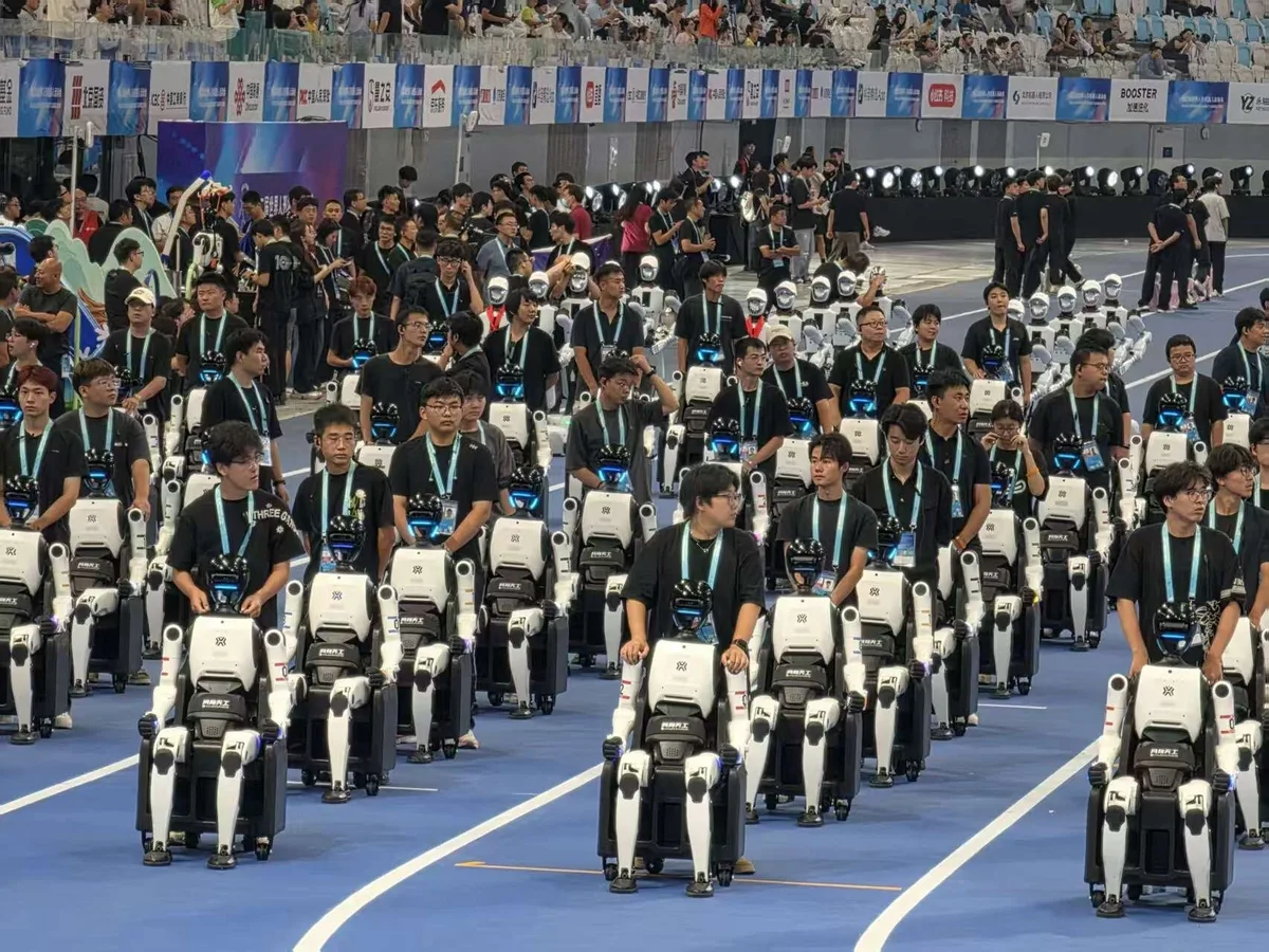 中 베이징서 ‘로봇 운동회’ 개최… 휴머노이드 2056대 집결해 기술력 겨뤄